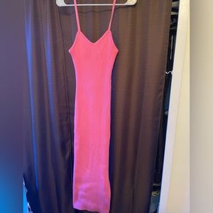Pink maxi ribbed dress with slit
